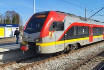 Pociąg ŁKA przy peronie przystanku Izabelów fot. Karol Jakubowski