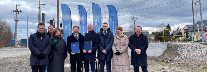 Podpisanie umowy na budowę przystanków w Józefinie, na zdjęciu przedstawiciele PLK, MI i władz lokalnych, fot. Anna Znajewska-Pawluk