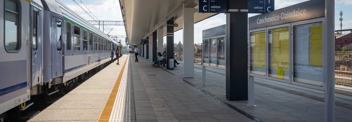 Podróżni na peronie stacji Czechowice-Dziedzice, obok pociąg, fot. Łukasz Hachuła