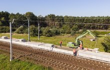 Siedlce Łaskie, budowa nowego peronu, robotnicy i dźwig przy pracy Ł. Bryłowski PKP Polskie Linie Kolejowe S.A.