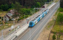 Widok z góry na pociąg przy zmodernizowanym peronie w Drawinach_fot.Marcin Tadus