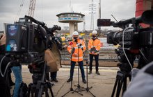 Wypowiadający się dyrektor PLK, dziennikarze i kamery na briefingu na stacji Warszawa Zachodnia, autor Łukasz Hachuła, 24.03.2021 r.