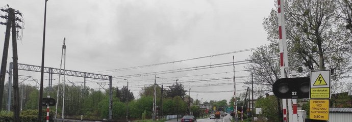 Przejazd kolejowo-drogowy w Żorach, w tle samochody na jezdni, widoczna ścieżka rowerowa, fot. Grzegorz Michniewski