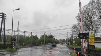 Przejazd kolejowo-drogowy w Żorach, w tle samochody na jezdni, widoczna ścieżka rowerowa, fot. Grzegorz Michniewski