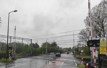 Przejazd kolejowo-drogowy w Żorach, w tle samochody na jezdni, widoczna ścieżka rowerowa, fot. Grzegorz Michniewski