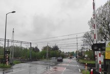 Przejazd kolejowo-drogowy w Żorach, w tle samochody na jezdni, widoczna ścieżka rowerowa, fot. Grzegorz Michniewski