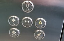 Przycisk w windzie z oznakowaniem w alfabecie Braille’a na stacji Wrocław Główny, fot. Paweł Siwielec