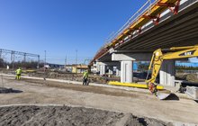 Wiadukt_Skierniewice budowa konstrukcji nad torami pracownicy maszyny, Fot. Łukasz Bryłowski, zdjęcie nr 2