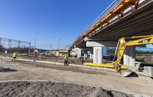 Wiadukt_Skierniewice budowa konstrukcji nad torami pracownicy maszyny, Fot. Łukasz Bryłowski, zdjęcie nr 2