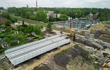 Budowa nowego wiaduktu kolejowego przy ul. Przodowników w Katowicach, widać maszyny i nową konstrukcję, fot. Łukasz Hachuła