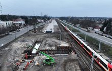 Maszyny na budowie przejścia podziemnego stacji Warszawa Wawer, obok po torze jedzie pociąg, fot. Łukasz Bryłowski (1)