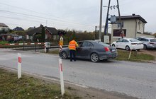 Samochód stoi przed przejazdem koeljowo-drogowym w Piekoszowie, trwa akcja ulotkowa fot. Piotr Hamarnik