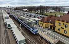 Widok z góry na pociąg, perony i budeynek dworca na stacji Warka, fot. A.Lewandowski, P.Mieszkowski