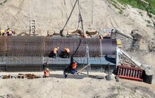 Budowa przepustu pod torami, pracownicy wzmacniają konstrukcje. fot. Grzegorz Markowski PLK