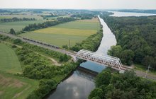 Most nad Kanałem Gliwickim, widok z góry, do mostu zbliża się pociąg, fot. Szymon Grochowski