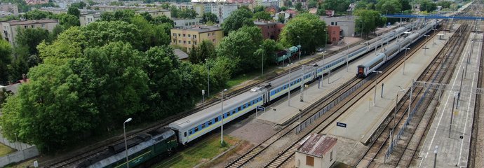 Widok z góry na stację w Chełmie, widać jadący pociąg, fot. P. Mieszkowski, A.Lewandowski