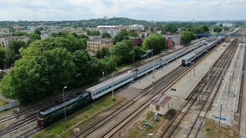 Widok z góry na stację w Chełmie, widać jadący pociąg, fot. P. Mieszkowski, A.Lewandowski