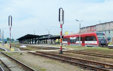Grudziądz, zdjęcie przedstawia perony na stacji Grudziądz wraz z pociągiem. Fot. Mateusz Luptowski, PLK, 5.03.2021 r.
