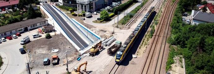 Pociąg przejeżdża wiaduktem nad ul. Rydla w Krakowie, widok z lotu ptaka, fot. Piotr Hamarnik