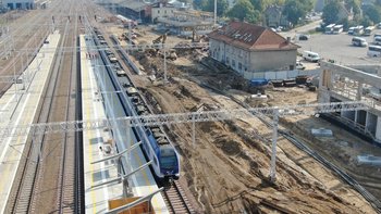 Pociąg przy peronie nr 3 i budowa nowego peronu nr 2 na stacji Olsztyn Główny. fot. Damian Strzemkowski