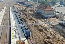 Pociąg przy peronie nr 3 i budowa nowego peronu nr 2 na stacji Olsztyn Główny. fot. Damian Strzemkowski