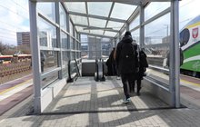 Podróżni na peronie Warszawy Gdańskiej korzystający ze schodów ruchomych, fot. Martyn Janduła
