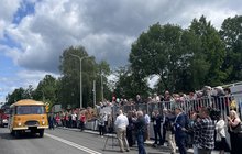 Samochody przejeżdzają pod nowym tunelem pod torami w Sulejówku, widać mieszkańców Sulejówka, fot. Anna Znajewska-Pawluk