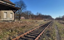 Tor na stacji Lubsko, w tle budynek dworca_fot.Radek Śledziński