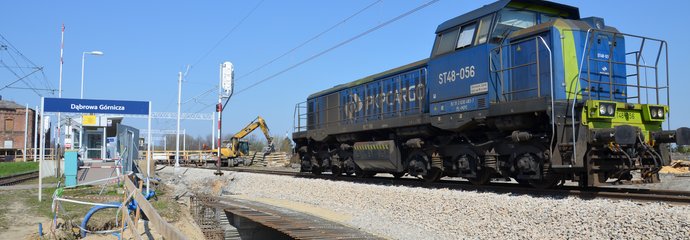 Próby obciążeniowe na nowym wiadukcie kolejowym, widać lokomotywę na wiadukcie w stacji Dąbrowa Górnicza, fot. Katarzyna Głowacka