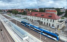 Widok z góry na pociąg i stację Giżycko. fot. Damian Strzemkowski PLK