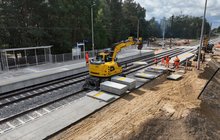 Wykonawcy budują nowy peron na przystanku w Borowinie, fot. P. Mieszkowski, A.Lewandowski