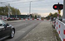 Samochód stojący przd zamkniętym szlabanem na przejeździe kolejowo-drogowym Łowicz - Myślaków