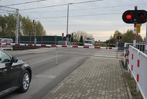 Samochód stojący przd zamkniętym szlabanem na przejeździe kolejowo-drogowym Łowicz - Myślaków