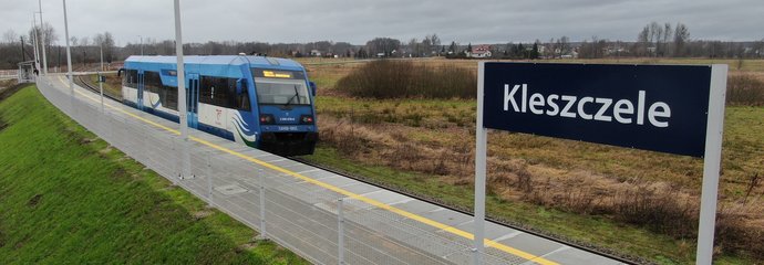 Przystanek Kleszczele - wjeżdża pociąg. fot Paweł Mieszkowski PKP Polskie Linie Kolejowe SA