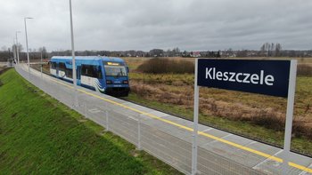 Przystanek Kleszczele - wjeżdża pociąg. fot Paweł Mieszkowski PKP Polskie Linie Kolejowe SA