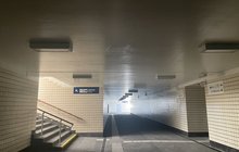 Nowe przejście podziemne na przystanku Warszawa Wawer, widać nowe i zabytkowe kafelki na ścianach, fot. Anna Znajewska-Pawluk