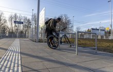 Pasażer przypina rower do stojaka na stacji Książki. autor Łukasz Bryłowski.
