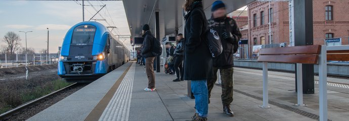 Pasażerowie, pociąg, peron, wiata, dworzec, autor Grzegorz Szędzioł
