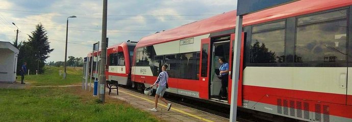 Pociąg i podróżni na przystanku Grzybno. fot. Mariusz Lewandowski PKP PLK