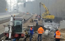 Przystanek Chełmek Fabryka - widok na robotników i ciężki sprzęt pracujące przy przebudowie kolejnego peronu, fot. PLK