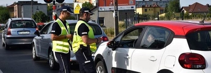 Rozdawanie ulotek kierowcom.