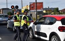 Rozdawanie ulotek kierowcom.