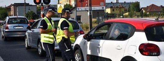 Rozdawanie ulotek kierowcom.
