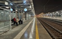Stacja Kraków Płaszów, pasażerowie, wiata, tory kolejowe fot. Piotr Hamarnik