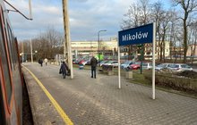 Mikołów, peron i podróżni, tablica z nazwą stacji, widok z pociągu, fot. Katarzyna Głowacka