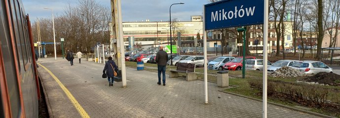 Stacja Mikołów Mikołów, peron i podróżni, tablica z nazwą stacji, widok z pociągu, fot. Katarzyna Głowacka