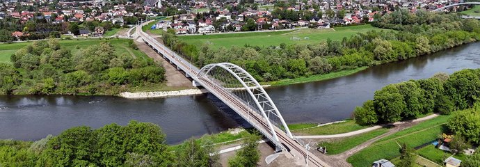 Nowy_most_kolejowy_nad_Dunajcem_w_Nowym_Saczu__widok_z_lotu_ptaka__fot._Piotr_Hamarnik