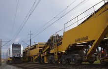 Pociąg pasażerski przejeżdża obok pracującej AHM. Fot. M. Pabiańska 11.24r.