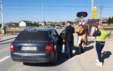 Pracownicy PLK i funkcjonariusze SOK wręczają kierowcy ulotki, fot. Karol Jakubowski