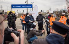 Wypowiadający sie dyr. firmy Budimex na briefingu na stacji Warszawa Zachodnia, autor Łukasz Hachuła, 24.03.2021 r.